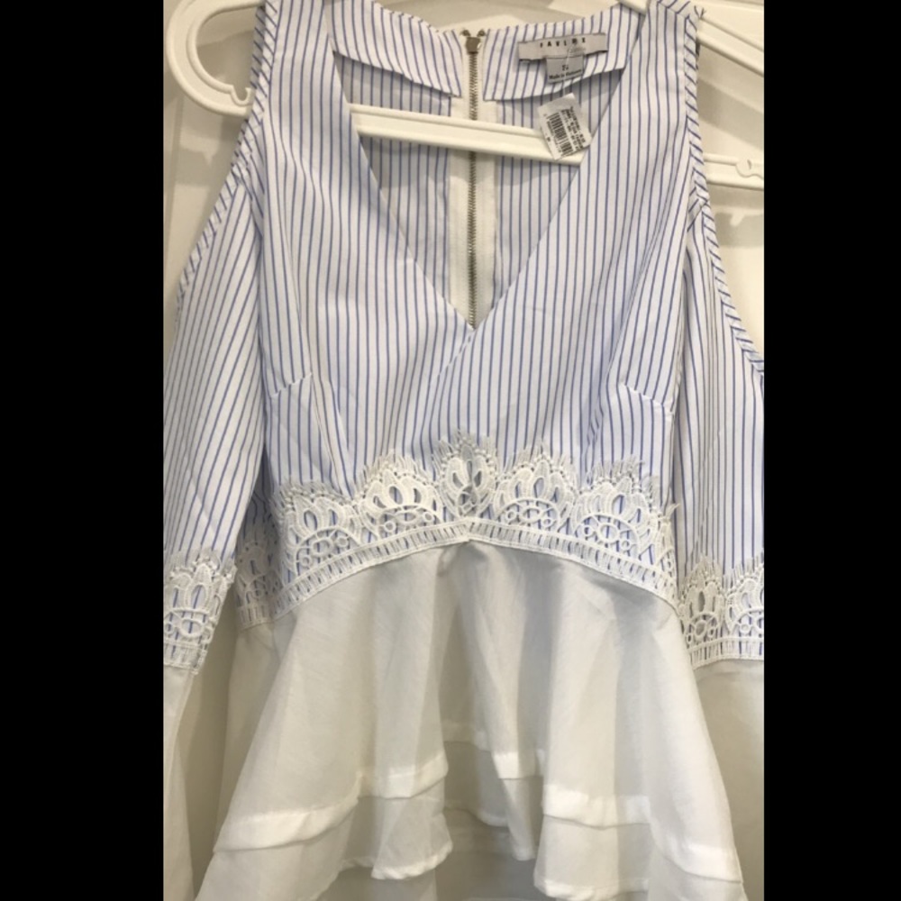 FLOWY BLOUSE